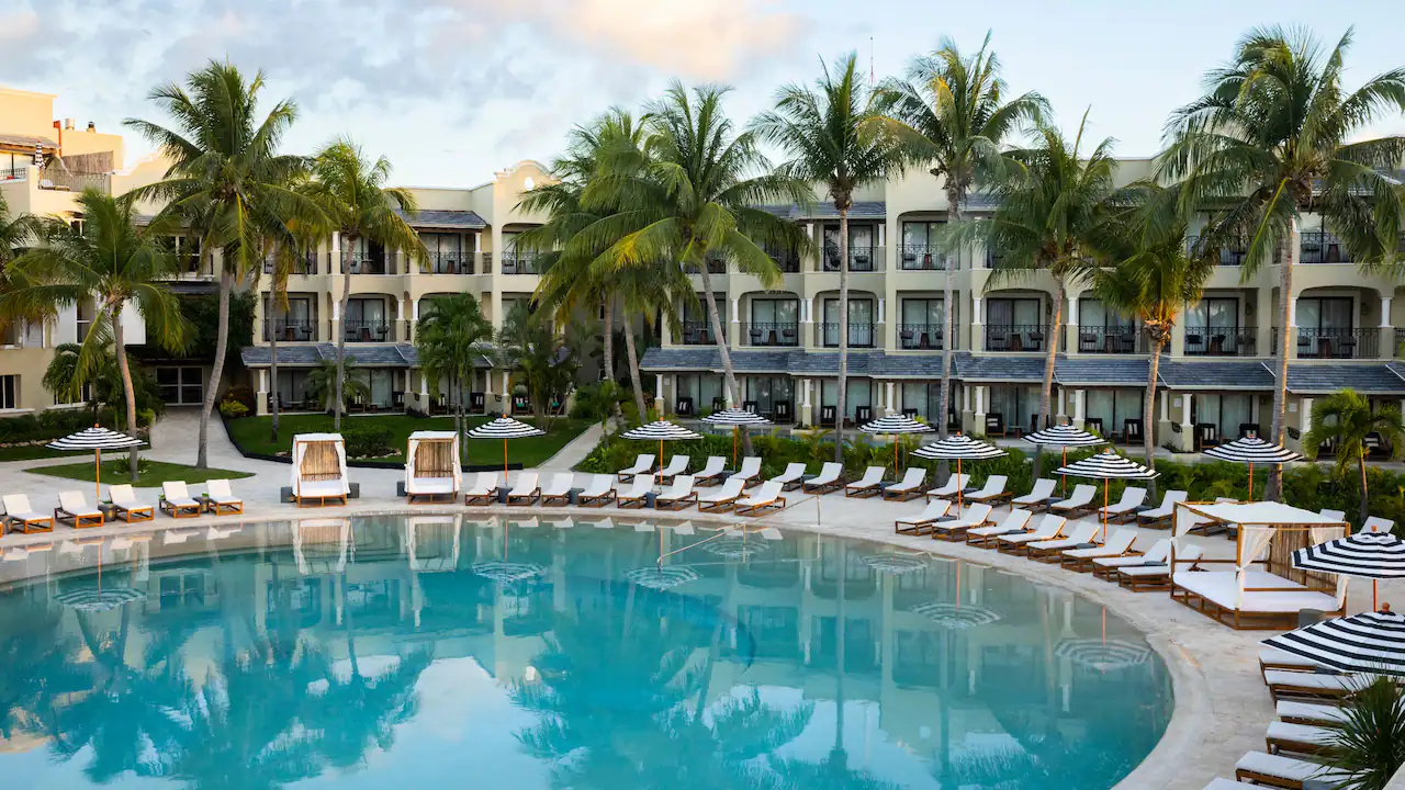 басейн и стаи с изглед в хотел хаят мексико.jpg